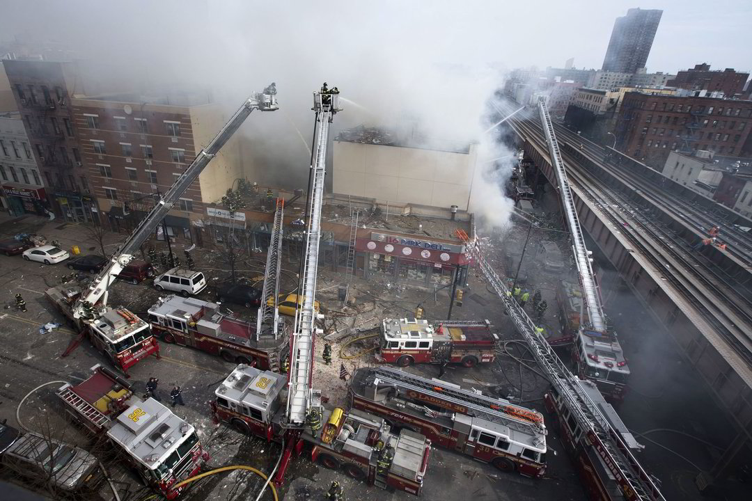 5 aukštų pastatai po sprogimo ir vėliau kilusio gaisro visiškai sugriuvo.<br>AP nuotr.