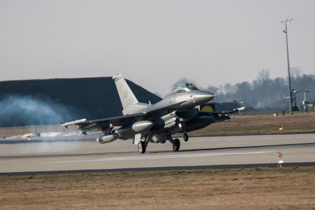 Į Lenkiją atskrido šeši JAV naikintuvai F-16.<br>JAV ambasados Varšuvoje/„Facebook“ nuotr.