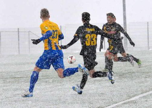 Futbolo rungtynių sniegas nenutraukė