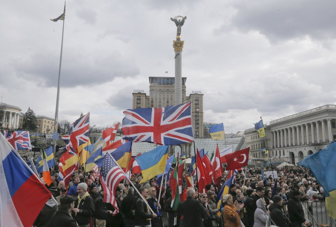 Kijevo Nepriklausomybės aikštėje susirinkusi liaudis mojavo Ukrainos ir užsienio šalių vėliavomis.<br>AP nuotr.