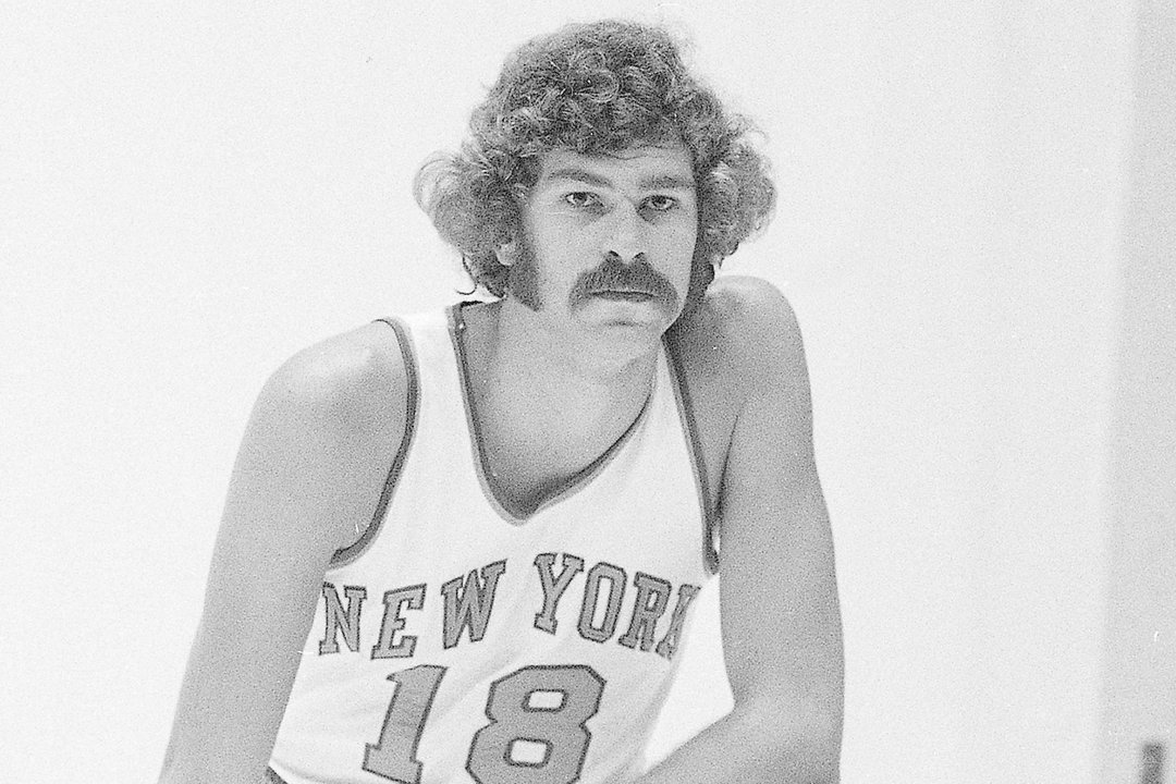 1971 metais darytoje nuotraukoje Ph.Jacksonas pozuoja su „Knicks“ marškinėliais.<br>AP nuotr.