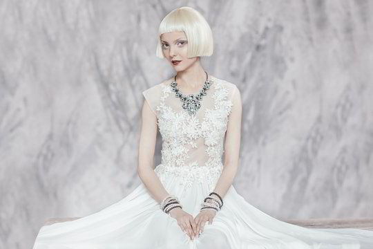 Aktorė M.Štakėnaitė matuojasi vestuvinę suknelę