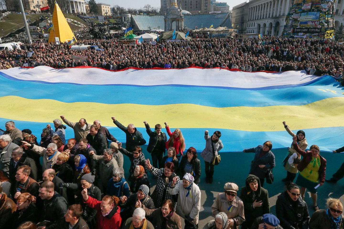 Mitingo dalyviai laiko milžinišką vėliavą, į kurią sujungtos Ukrainos ir Krymo vėliavos.<br>EPA-ELTA nuotr.