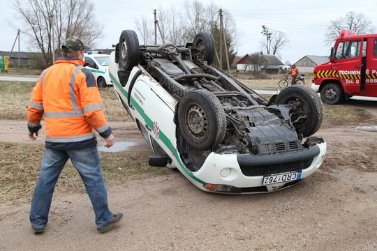 Šilutės r. apsivertė nesuvaldytas skubančių pareigūnų visureigis