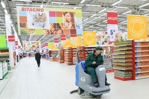 Darbas prekybos centre: kaip ten vargstama ir kas dėl to kaltas