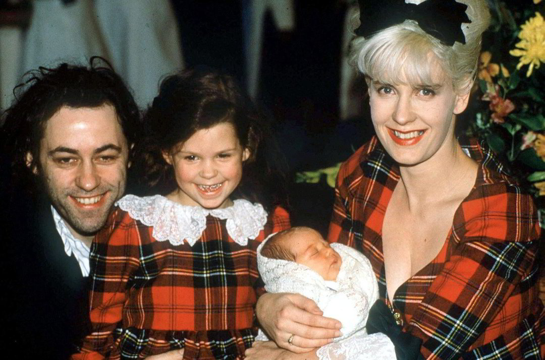 Bobas Geldofas su mylimąja Paula Yates ir penkiamete dukra Fifi Trixiebelle bei naujagime Peaches.<br>AOP nuotr.