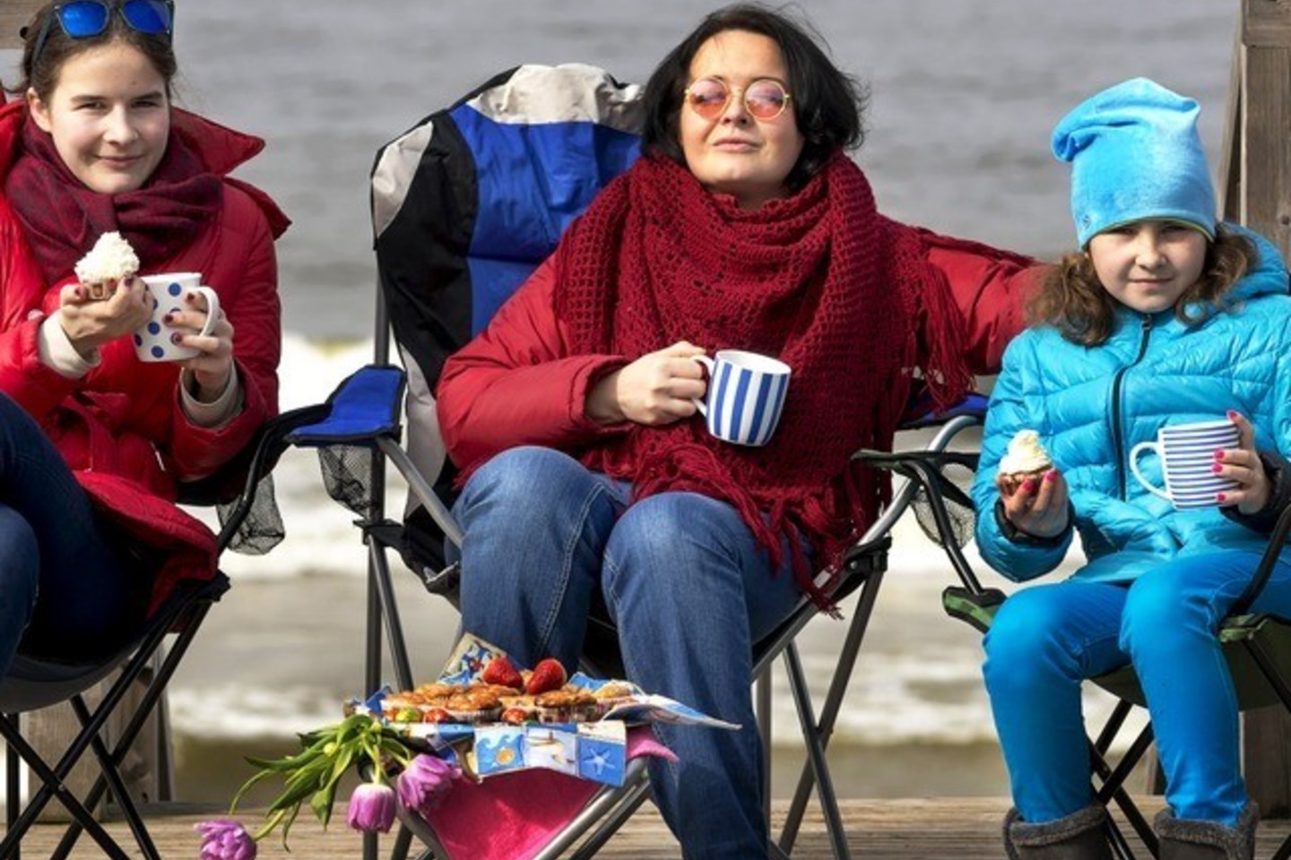 Inga su šeimyna prie jūros eina bet kokiu oru - net ir žiemą gerti arbatos.Keksiukų fotosesijai prikepė dukros Saulė (kairėje) ir Elzė.<br>A.Sikailovo nuotr.