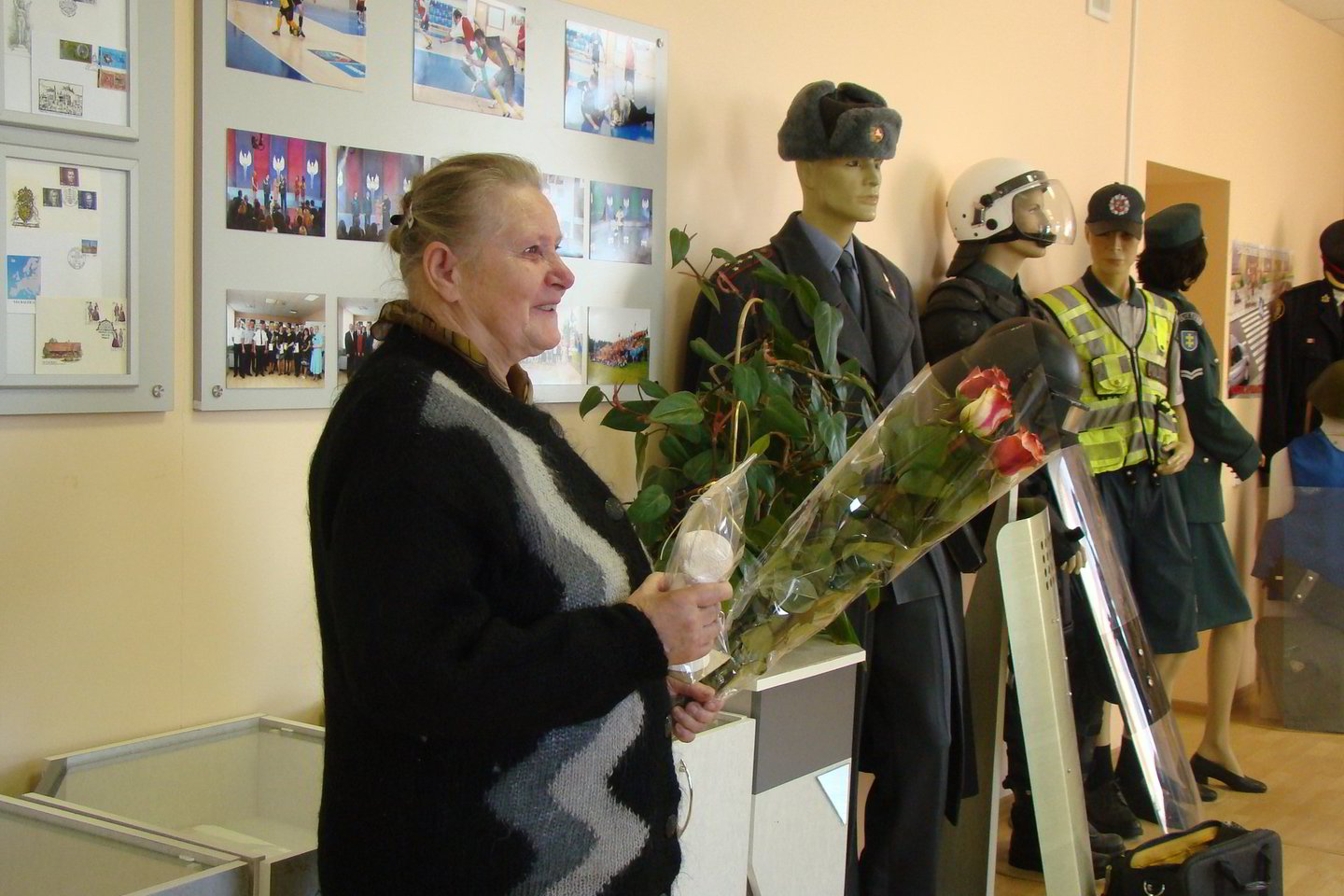 Policijos pareigūnų pagerbta V.Rudienė gavo gėlių ir Angelo sargo skulptūrėlę.<br>Šiaulių AVPK nuotrauka