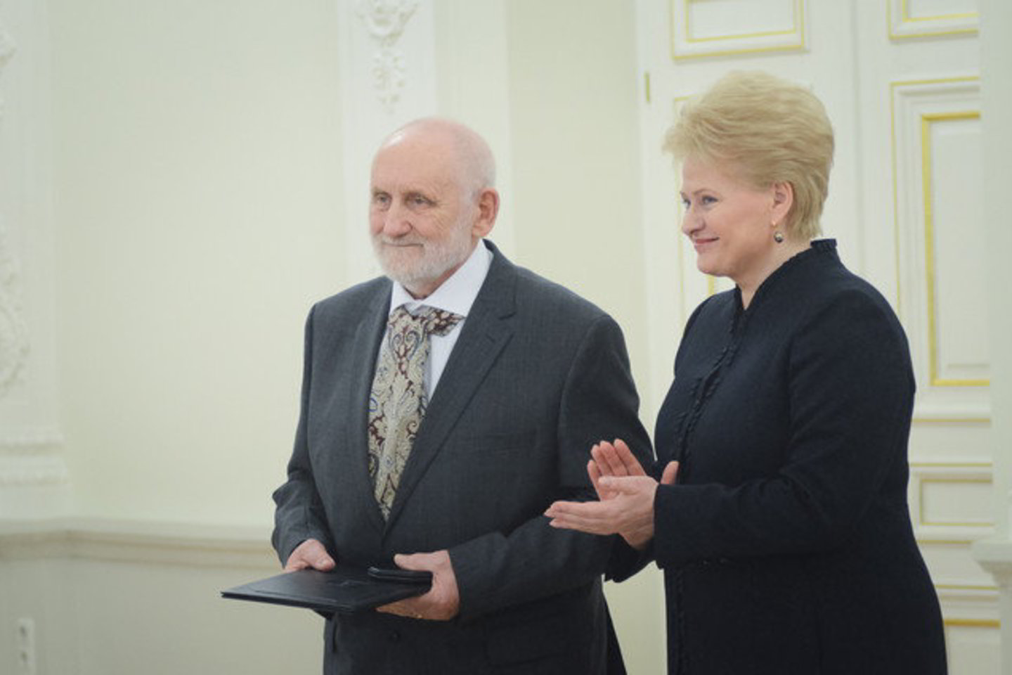 Prezidentė D.Grybauskaitė įteikia V.Mazūrui Nacionalinę premiją, 2013 m.<br>D.Umbraso nuotr.