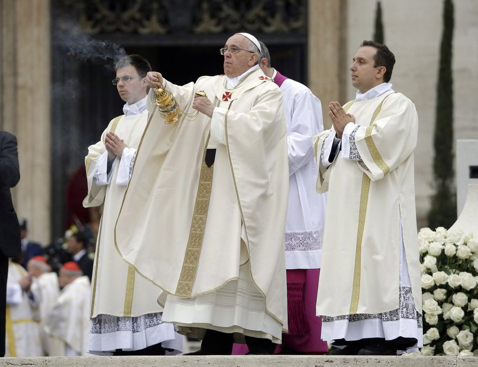 Iškilmingoms kanonizacijos Mišioms šv. Petro aikštėje vadovauja popiežius Pranciškus.<br>AP nuotr.