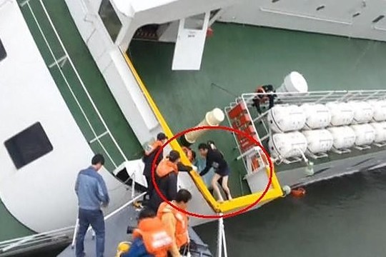 Nufilmuota: kapitonas iš skęstančio kelto spruko vienas pirmųjų