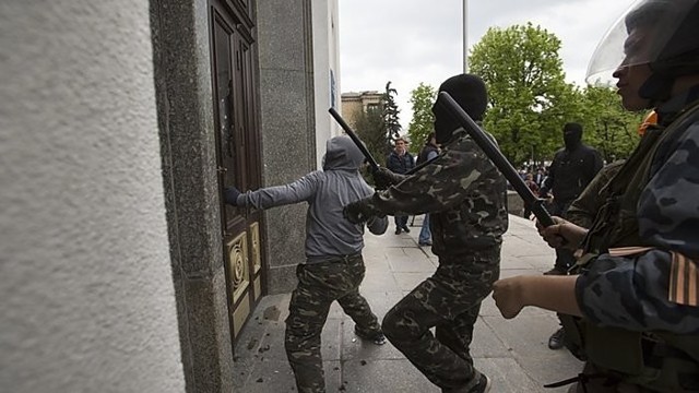 Luhanske įsisiautėjo prorusiški kovotojai, milicija nesipriešina