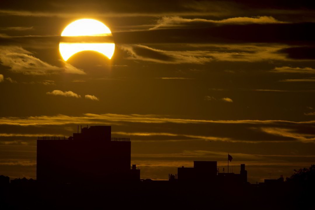 Antradienį prasidėjo pirmas iš dviejų šįmet įvyksiančių Saulės užtemimų.<br>AFP/„Scanpix“ nuotr.