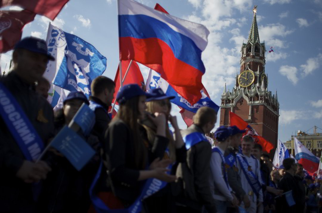 Didžiulė demonstrantų kolona, nešanti Rusijos vėliavas ir balionus, žygiavo per aikštę šalia Kremliaus sienų, o profsąjungų lyderiai kreipėsi į juos nuo tribūnos.<br>AP nuotr.