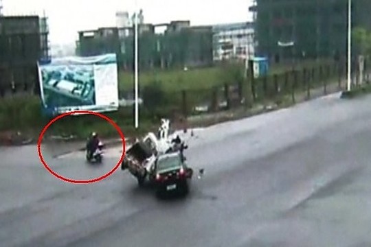 Laimės kūdikis: motorolerio vairuotojas vos išvengė mirties