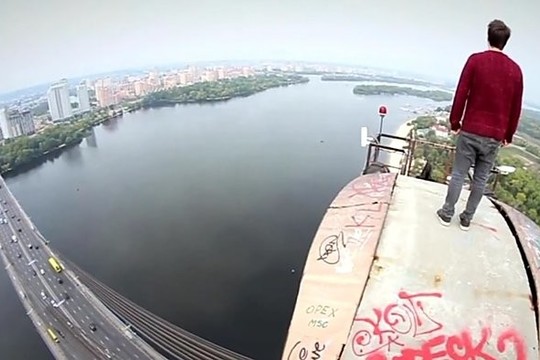 Šiurpą keliantis brito salto – ant tilto Kijeve viršūnės