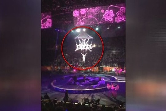 Tik plaukais prisitvirtinusių akrobačių šou baigėsi nelaime