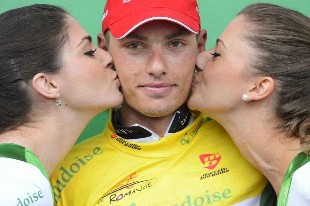 Dvigubas bučinys Slovėnijos dviratininkui Simonui Spilakui.<br>AP nuotr.
