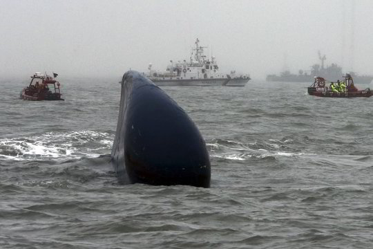 Pietų Korėjoje žuvo nuskendusio kelto aukų ieškojęs naras