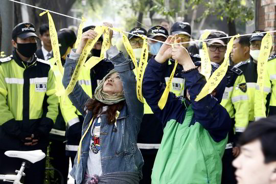 Pietų Korėjoje protestuoja nuskendusio kelto keleivių artimieji