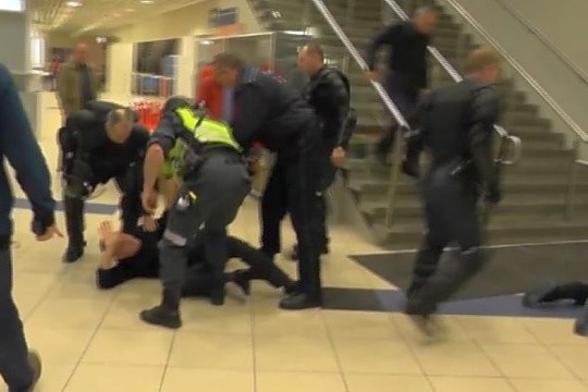 Sirgaliai piktinasi „visus iš eilės“ talžiusiais policininkais