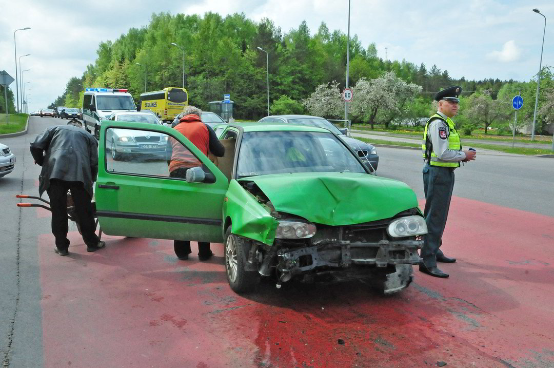 Medikai į ligoninę po avarijos nuvežė penkis žmones.<br>A.Vaitkevičiaus nuotr.
