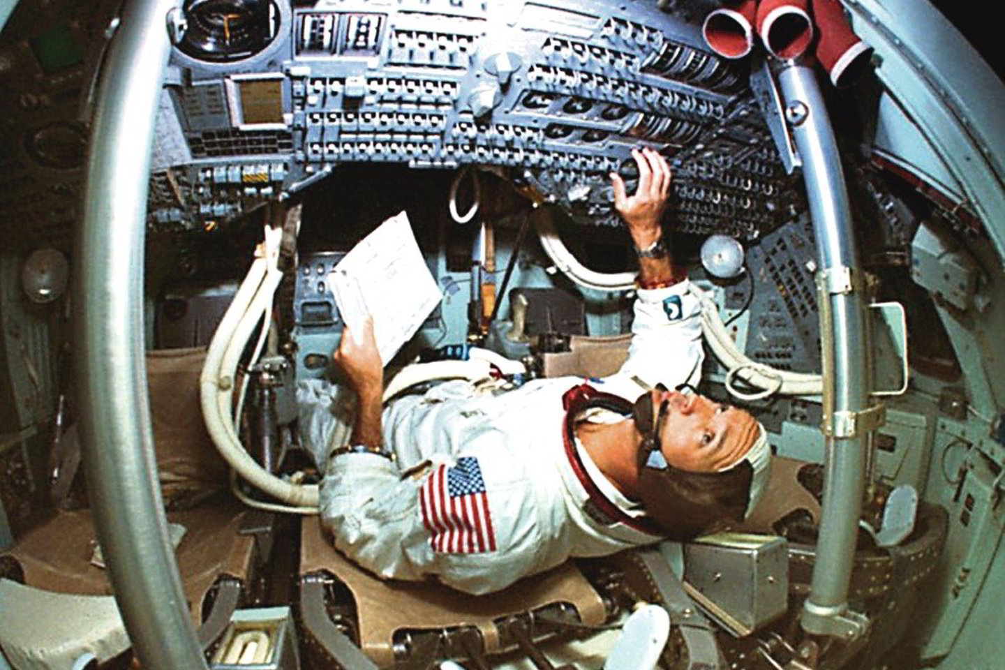 Pirmieji astronautai ilgą laiką turėjo skraidyti būdami ankštose kapsulėse.