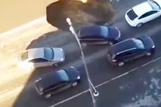 Rusijoje piko metu atsivėrė didžiulė smegduobė