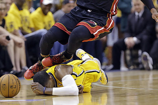 Konferencijos finale – D.Wade'o smūgis P.George'ui keliu į galvą