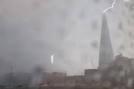 Aukščiausiam Londono pastatui – galingas žaibo kirtis