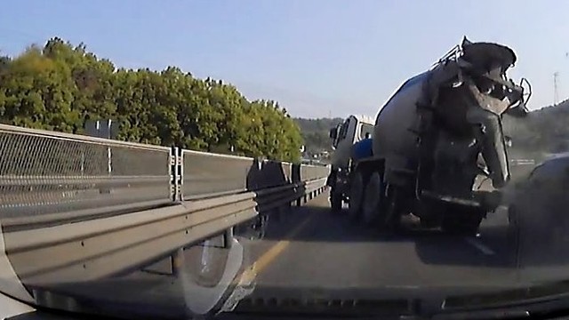 Avarijos betonvežis išvengė nerdamas tarp dviejų automobilių