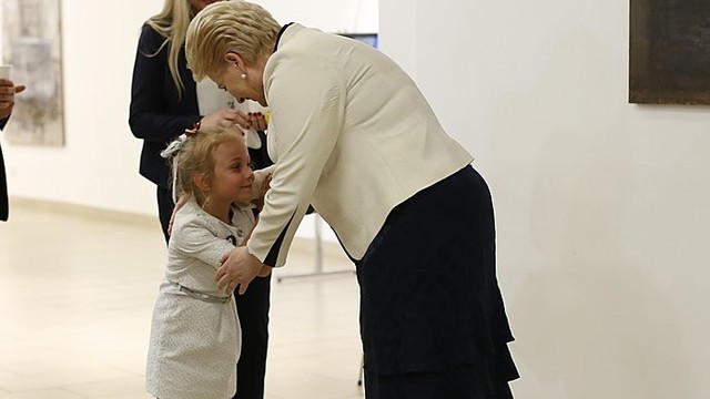 Pirmaujanti D.Grybauskaitė štabe puolė sveikintis su gerbėjais