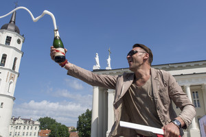 Verslininkas Ž.Grigaitis restorano atidaryme švaistėsi kardu