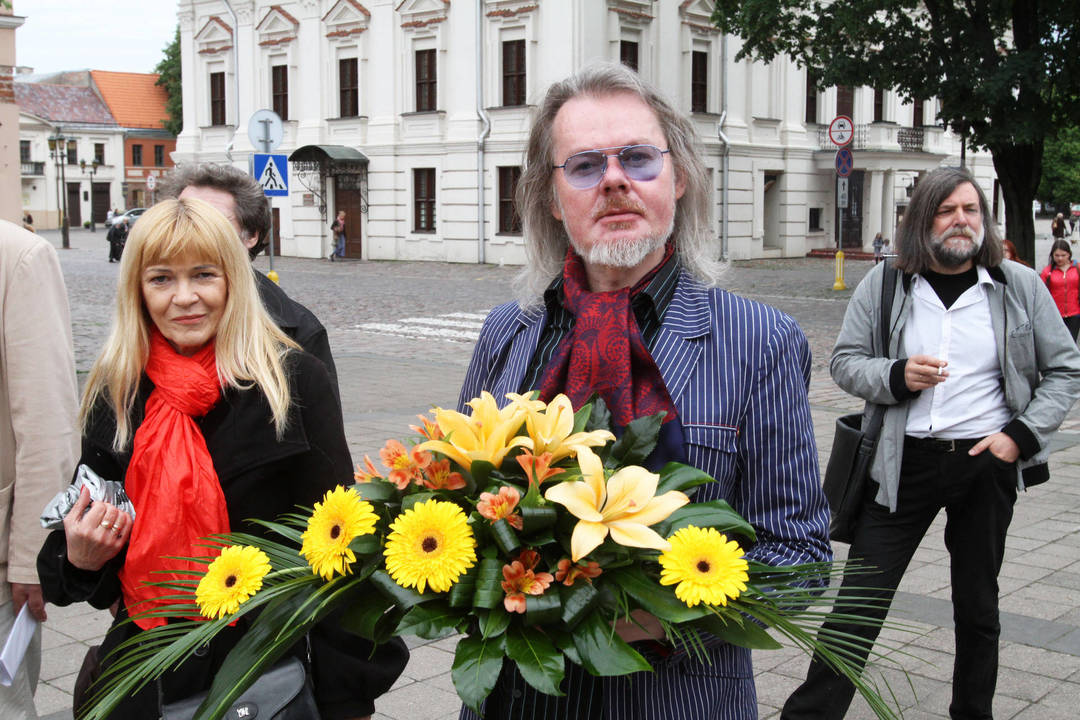 Šių metų „Poezijos pavasario“ laureatas K.Navakas ir praėjusių metų laureatė T.Marcinkevičiūtė-Patackienė.<br>M.Patašiaus nuotr.
