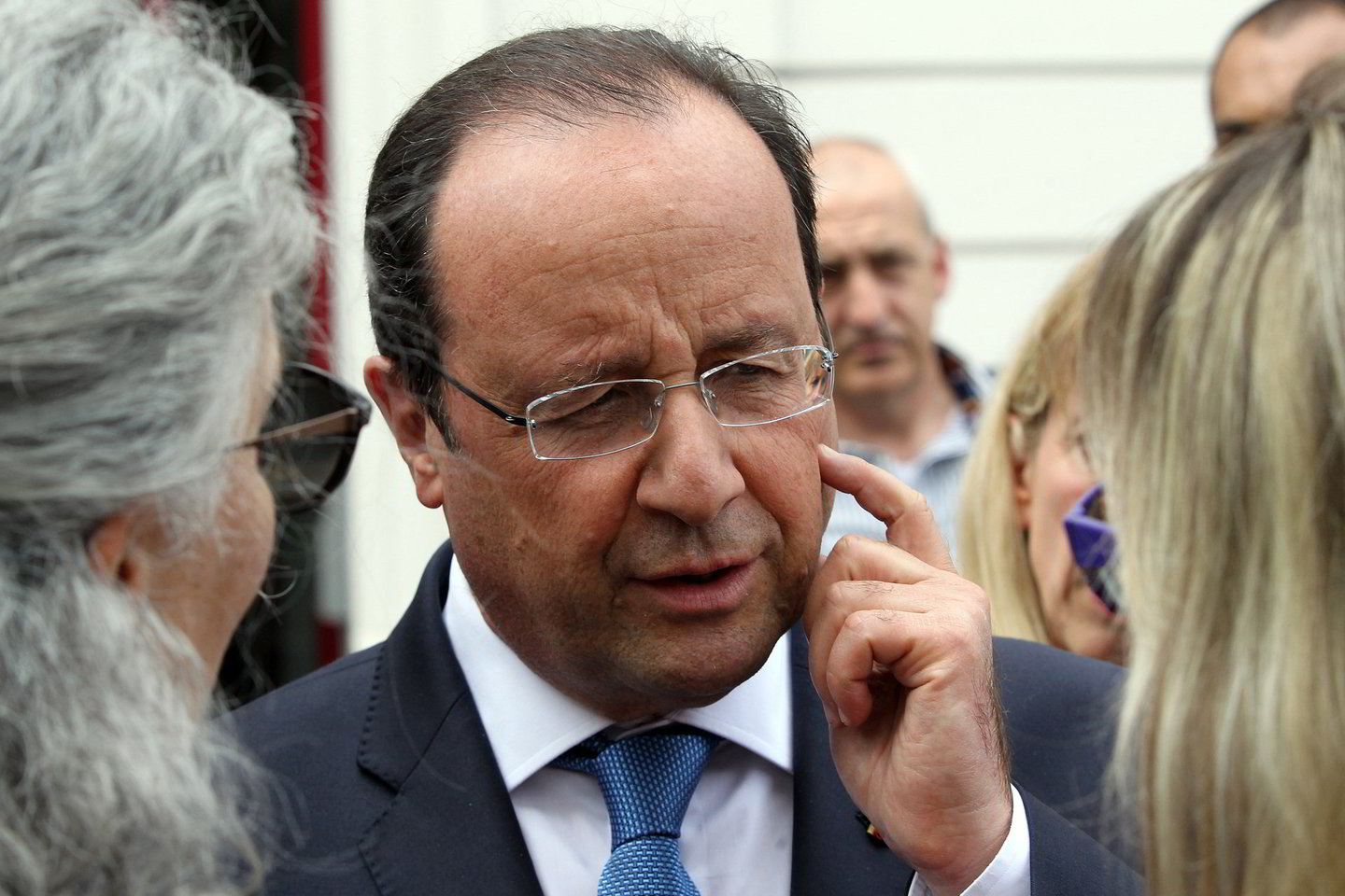F.Hollande'as bus pirmasis Vakarų valstybės lyderis asmeniškai susitikęs su V.Putinu po to, kai JAV ir ES paskelbė sankcijas Rusijai dėl šios veiksmų Ukrainoje.
