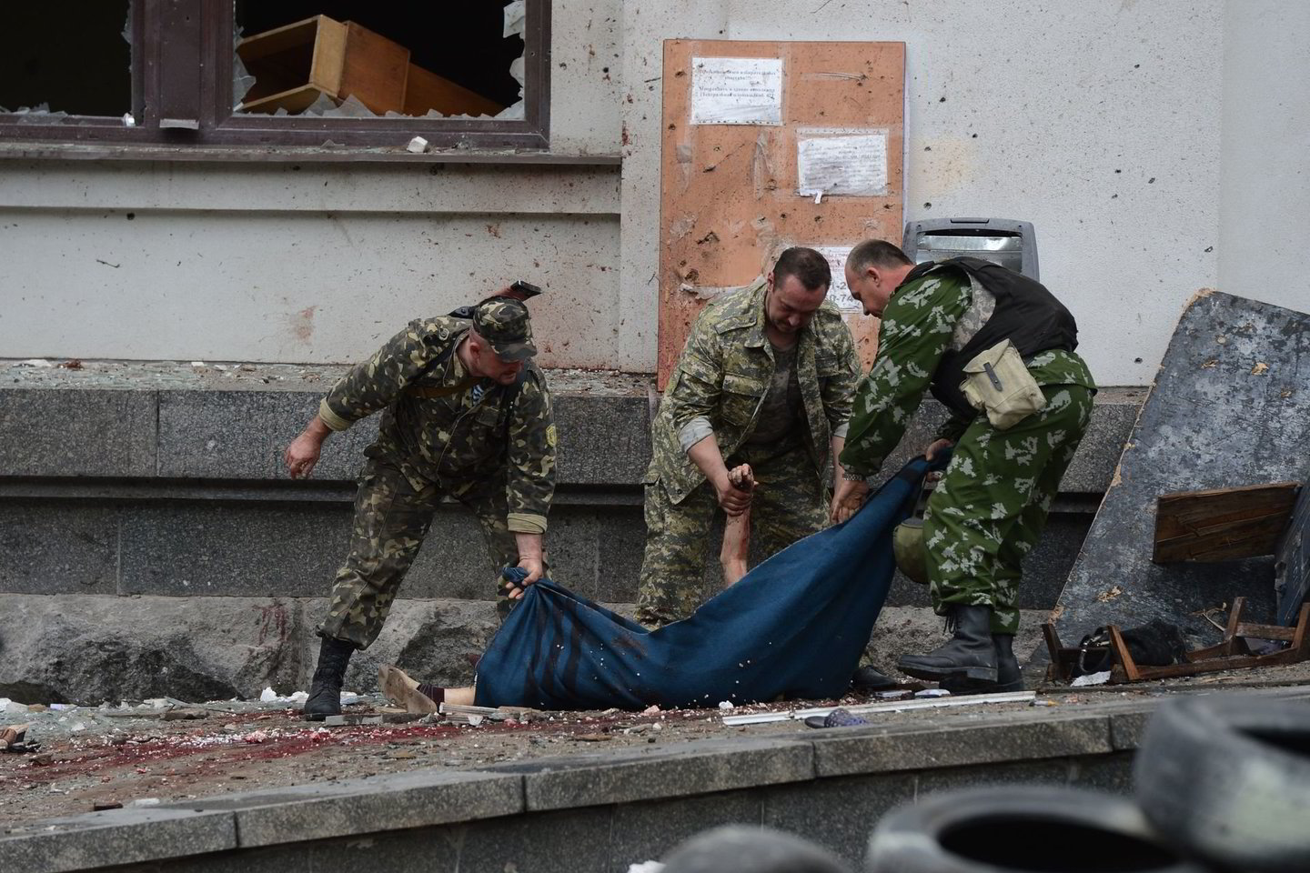 Po antskrydžio, kurį ukrainiečiai kol kas neigia, separatistai nuo Luhansko administracijos pastato vilko žuvusiuosius ir sužeistuosius.