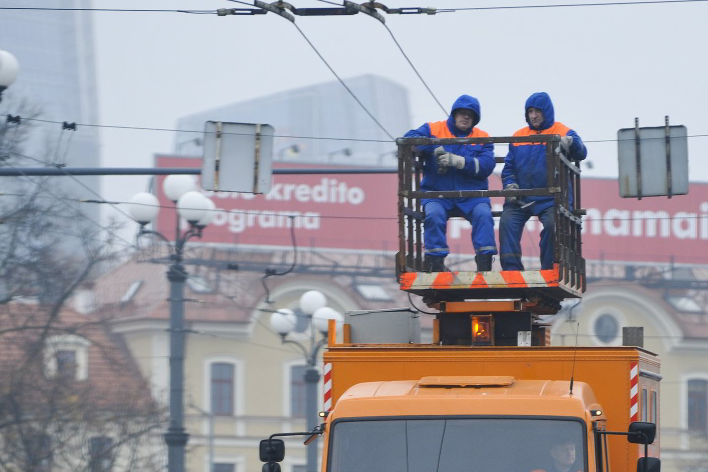 Vilniuje sunkvežimis nutraukė elektros laidus ir nuvažiavo.