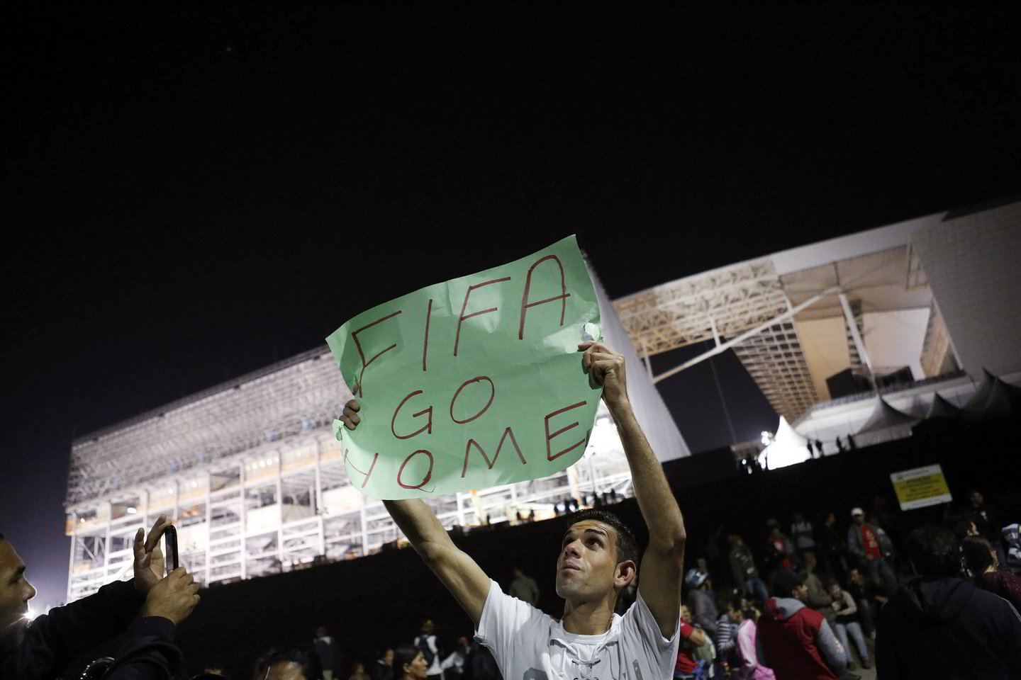 Brazilija dar nėra galutinai pasiruošusi čempionatui, be to, šalį krečia demonstracijos.