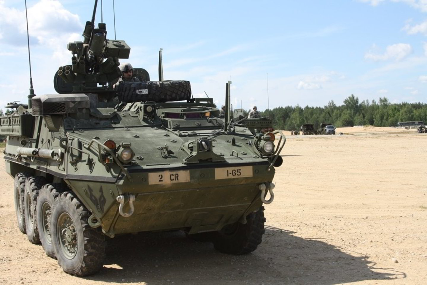 Daugiau nei 16 tonų sveriantys JAV karių ratiniai šarvuočiai „Stryker“.
