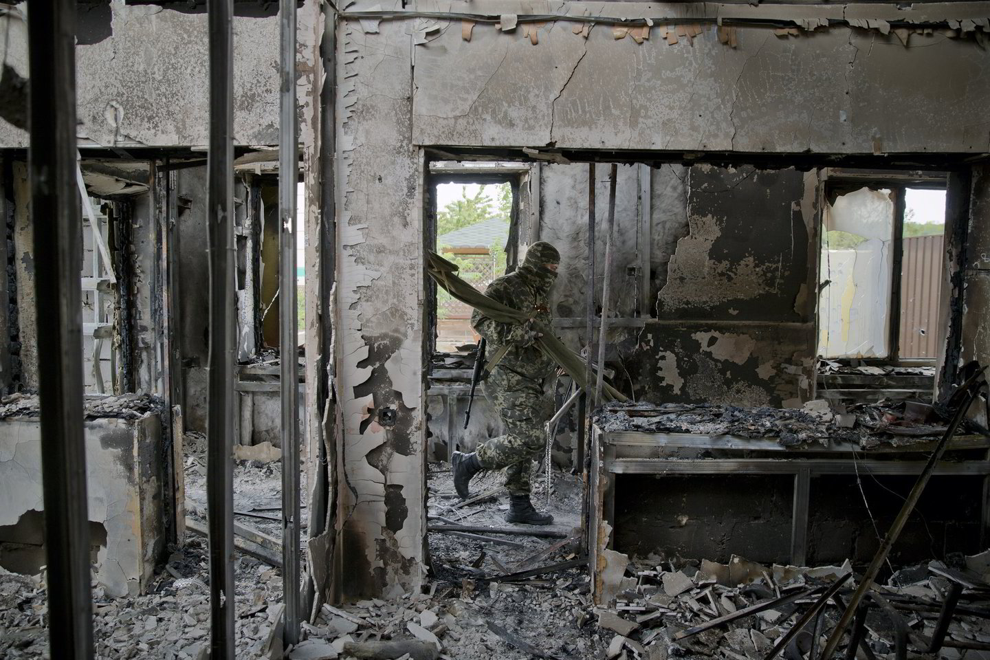 Naujasis prezidentas akcentavo būtinybę užtikrinti vienybę Ukrainoje, kurios pajėgos kaunasi su prorusiškais separatistais šalies rytuose, taip pat sakė, kad šalis netaps federacine valstybe, nors už tai pasisako Maskva.