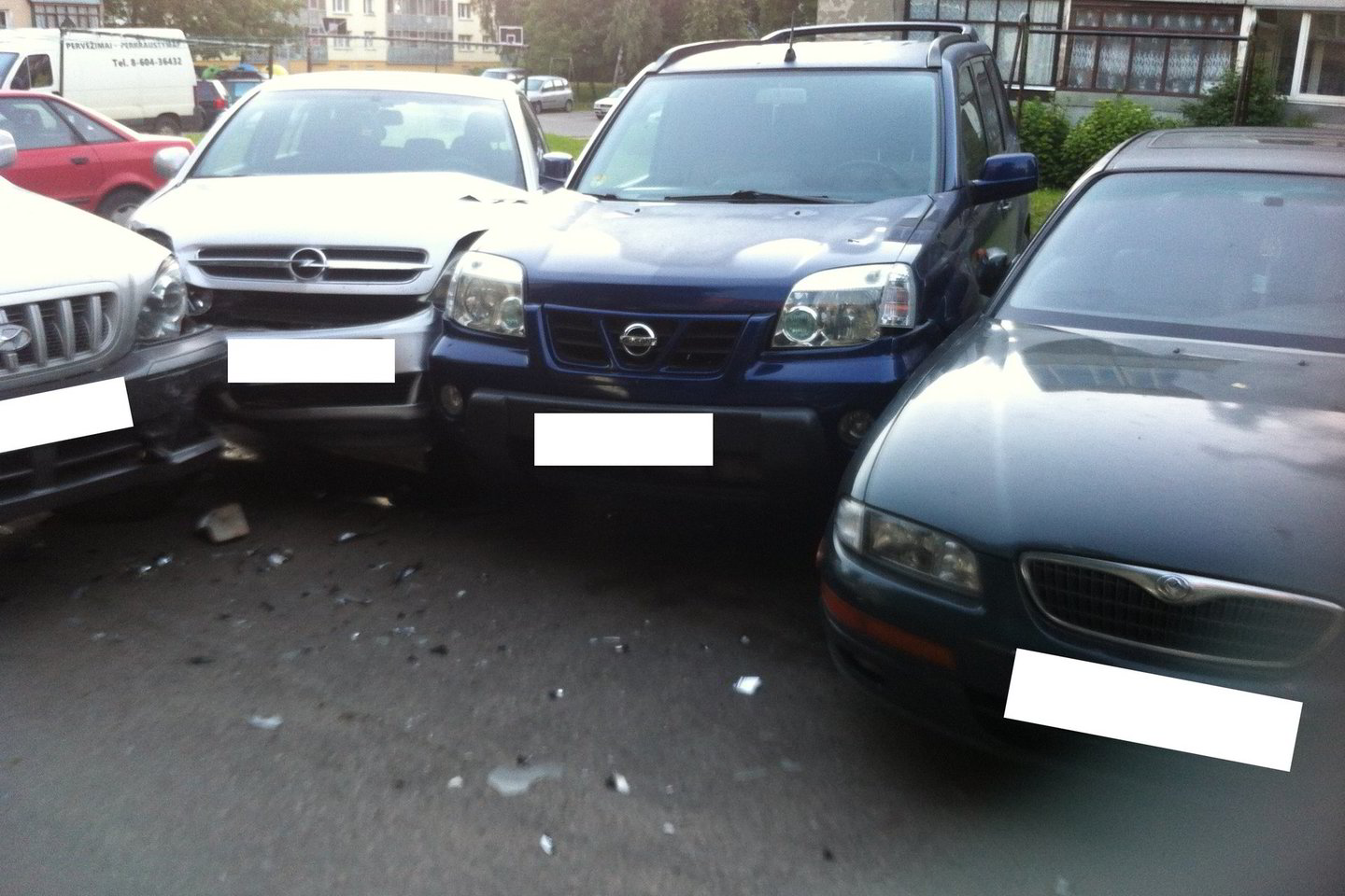 Girta ir vairuotojo pažymėjimo neturinti mergina Alytuje sudaužė keturis automobilius.