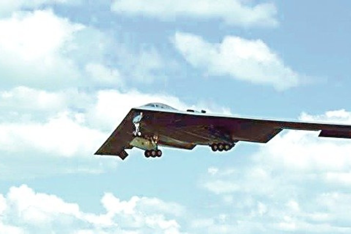 JAV bombonešiai B-2 virš Europos pasirodė po keliolikos metų pertraukos.