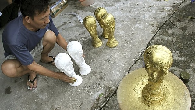 Vietnamietis tikisi pralobti iš kopijuojamų futbolo statulėlių