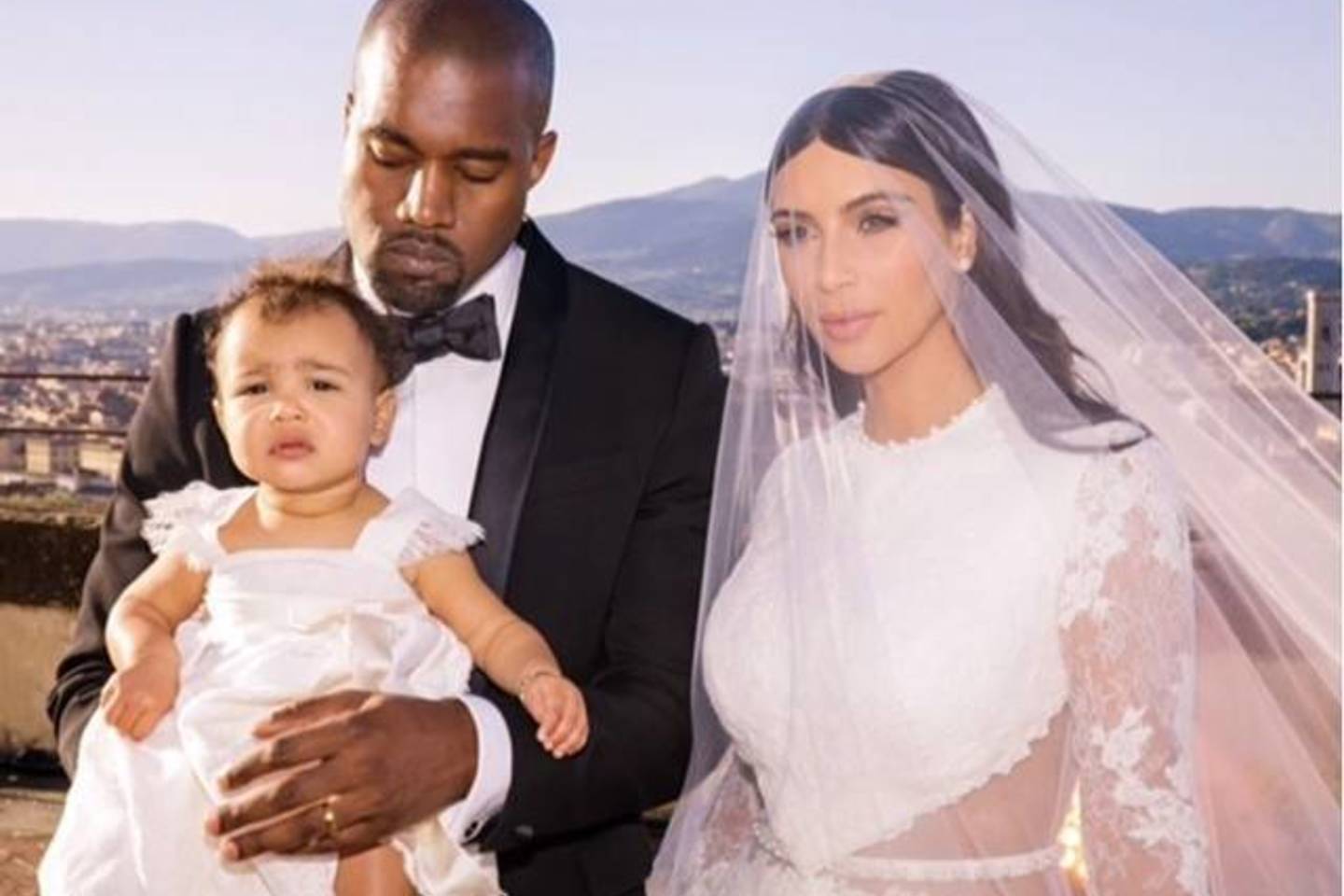 Kim Kardashian socialiniame tinkle „Instagram" paviešino nuotrauką, kurioje įsiamžinusi kartu su Kanye West'u ir dukrele North.