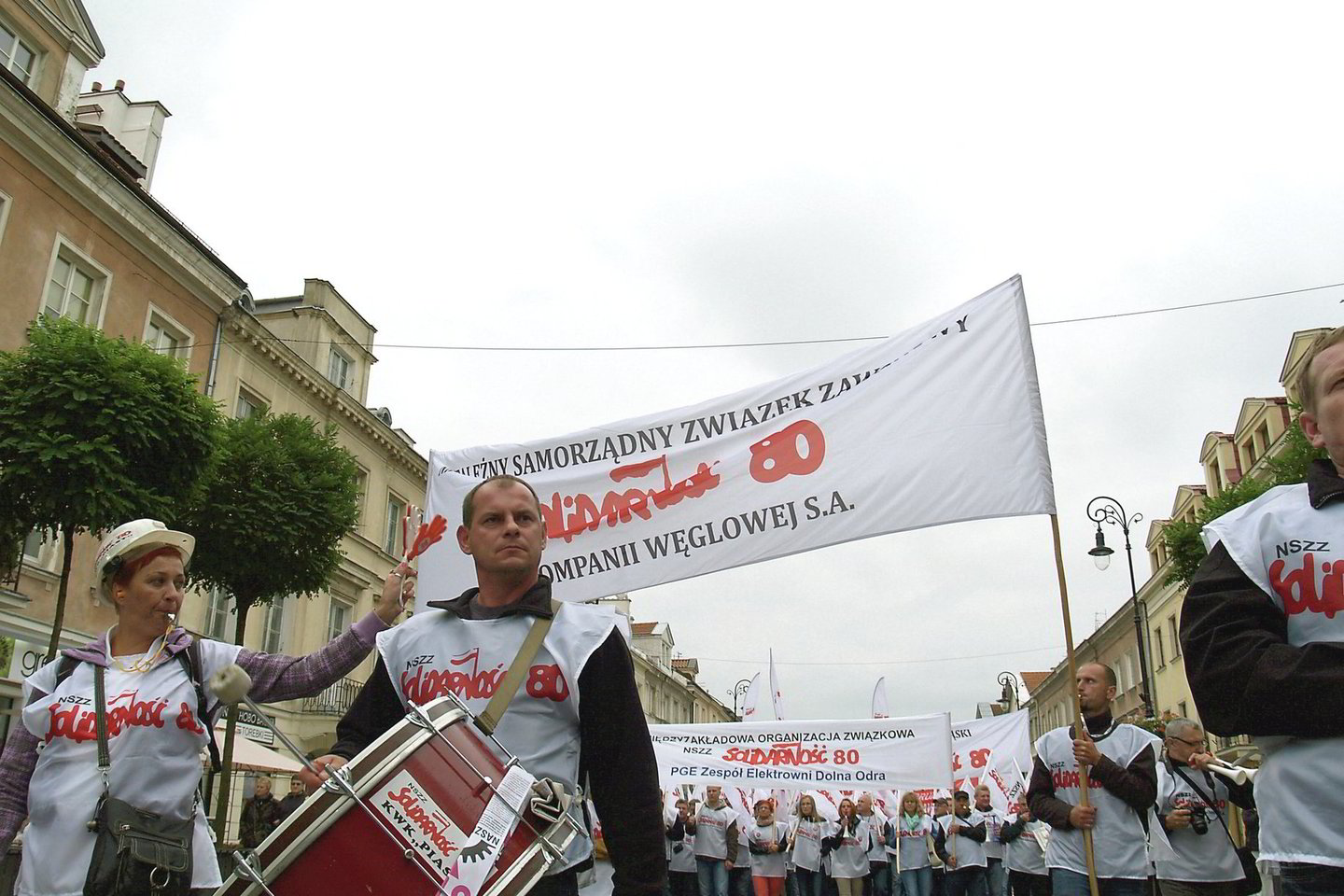 Didžiausios Europoje angliakasybos įmonės „Kompania Weglowa“ darbuotojai traukia į gatves ir demonstracijose reikalauja vis daugiau privilegijų.