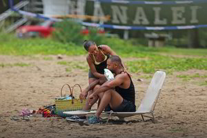 Aktoriai Willas ir Jada Smithai paplūdimyje demonstruoja meilę