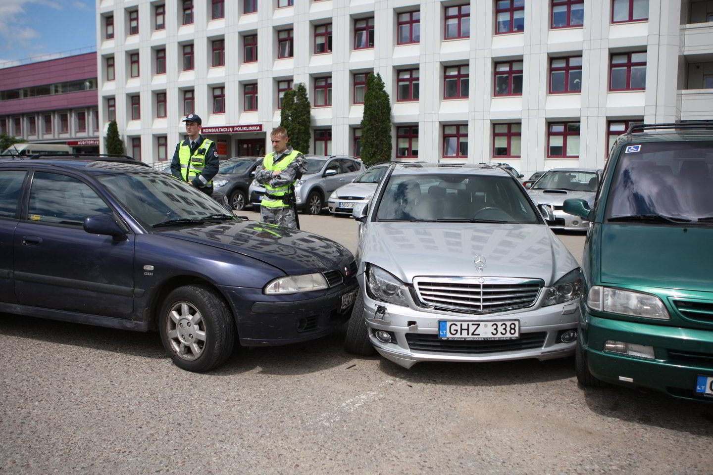 Santariškėse per avariją apgadinti keturi automobiliai, nukentėjo moteris ir automobilio vairuotojas.