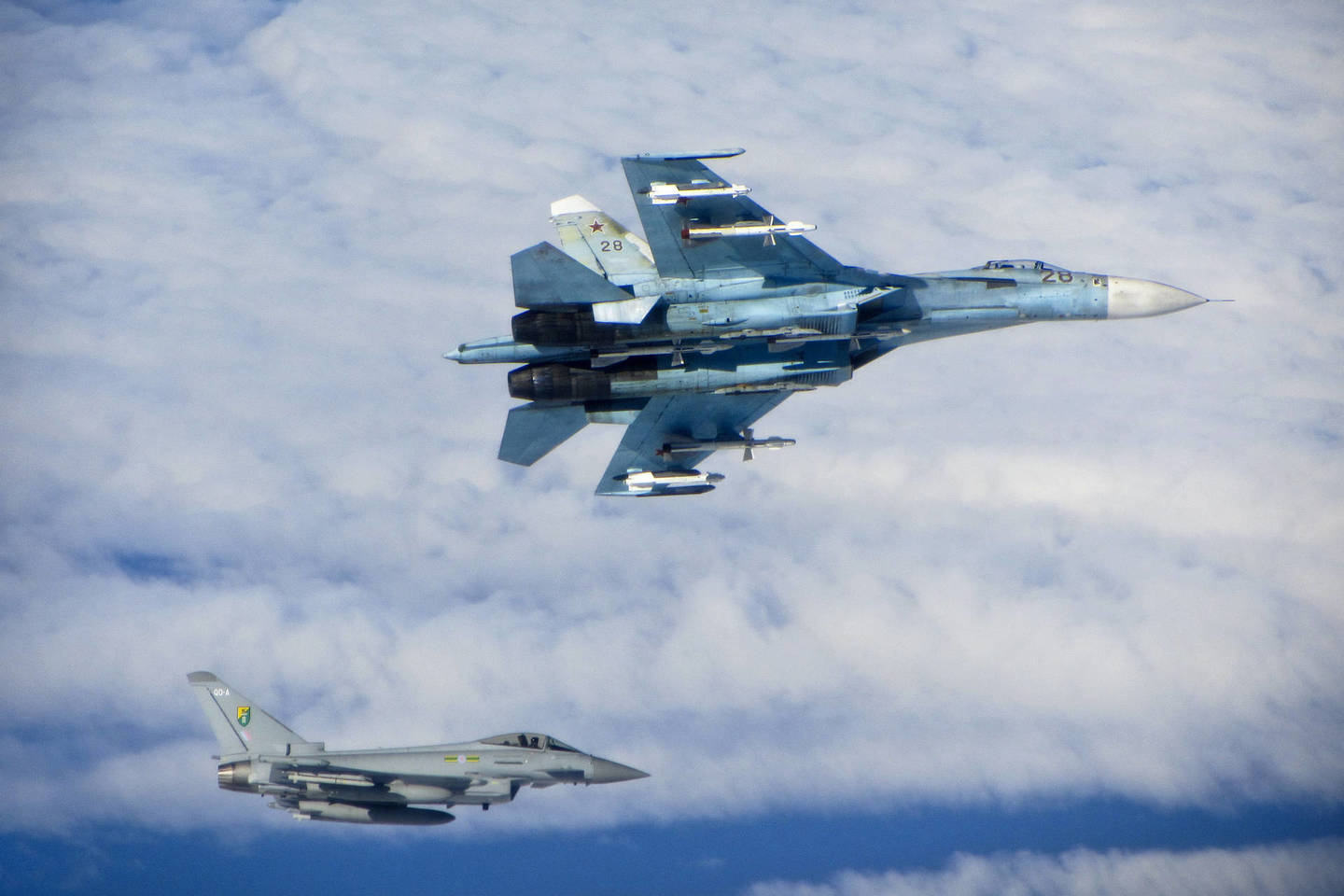 Rusų naikintuvą „Sukhoi Su-27“ lydi britų „Typhoon“ (apačioje).
