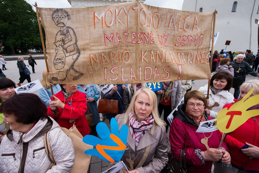 Prie Vyriausybės durų ūžė nepatenkinti mokytojai