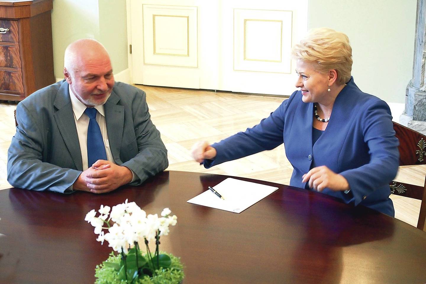 Po susitikimo su prezidente D.Grybauskaite aplinkos ministras V.Mazuronis staiga pradėjo kapoti galvas.